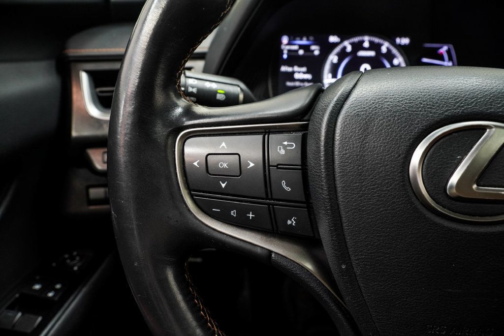 Lexus UX photo 37