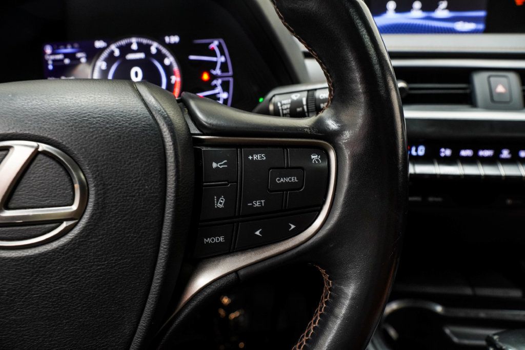 Lexus UX photo 38