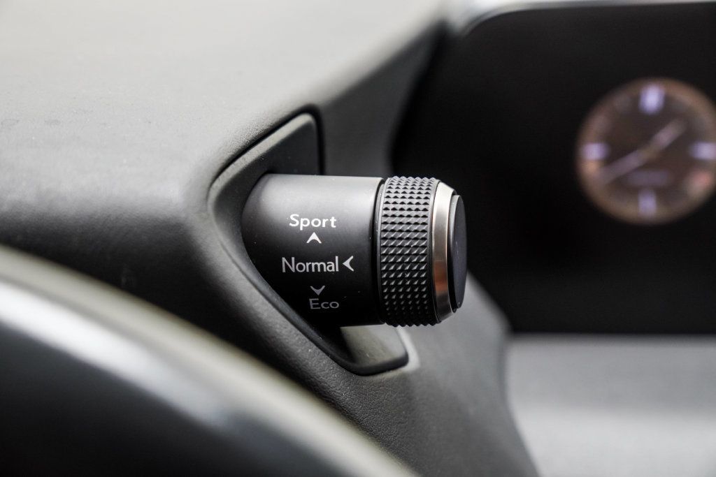 Lexus UX photo 39