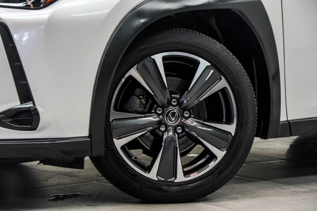 Lexus UX photo 4