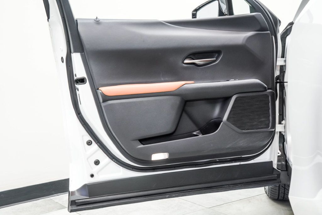 Lexus UX photo 43