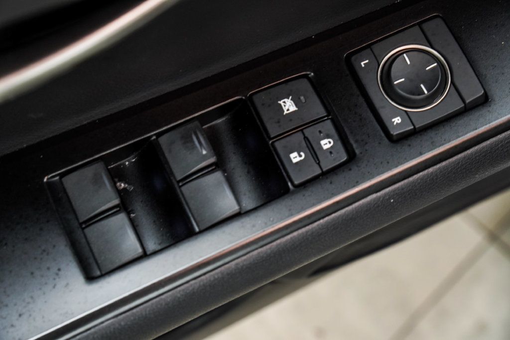 Lexus UX photo 44