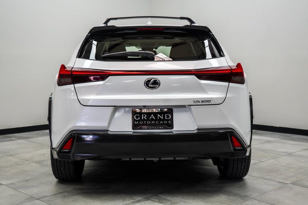 Lexus UX photo 9