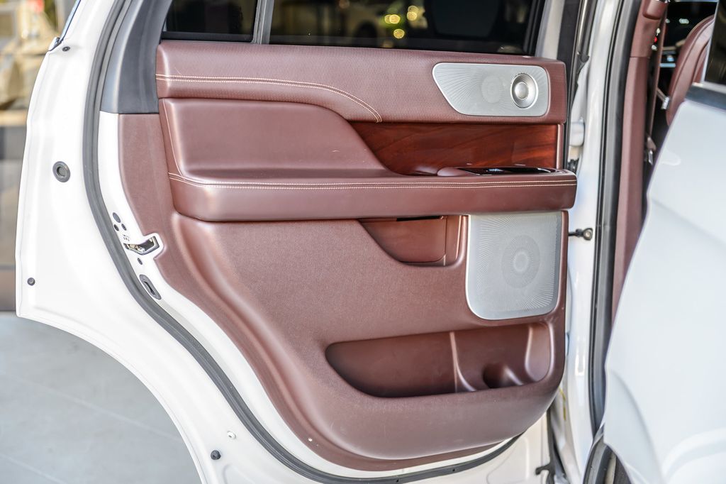 2019 Lincoln Navigator NAVIGATOR 4X4 BLACK LABEL WHITE ON MAHOGANY RED NAV QUADCAPTAINS - 22947084 - 54