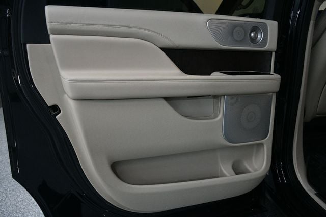 2019 Lincoln Navigator L 4x4 Reserve - 22984381 - 24