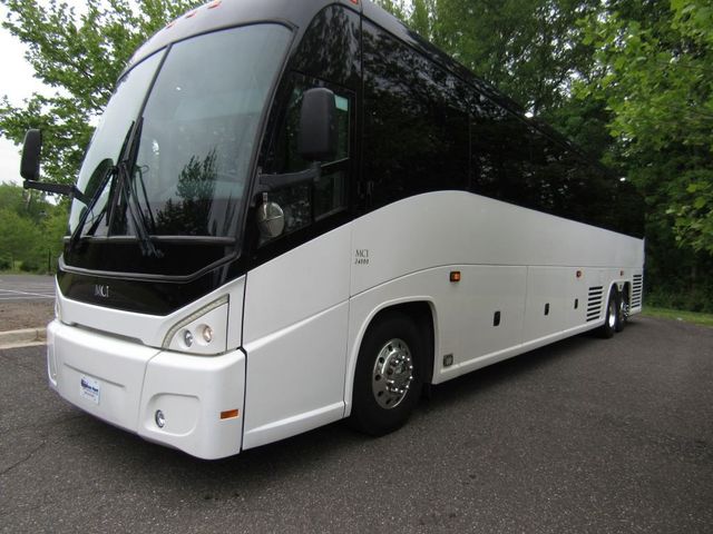 2019 MCI J4500 56 Passengers + Onboard Lavatory - 23076115 - 9