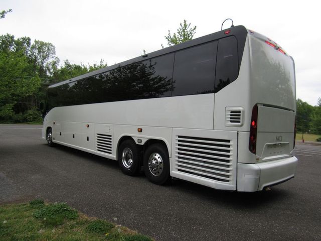2019 MCI J4500 56 Passengers + Onboard Lavatory - 23076115 - 12