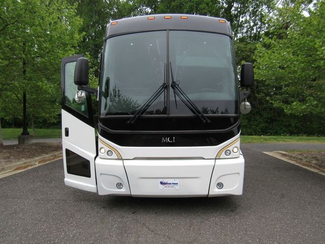 2019 MCI J4500 56 Passengers + Onboard Lavatory - 23076115 - 2