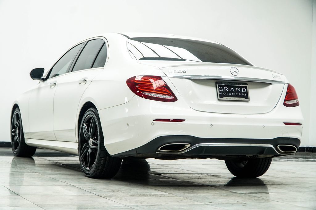 Mercedes-Benz E-Class photo 11