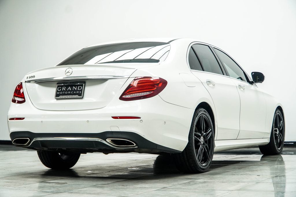 Mercedes-Benz E-Class photo 13