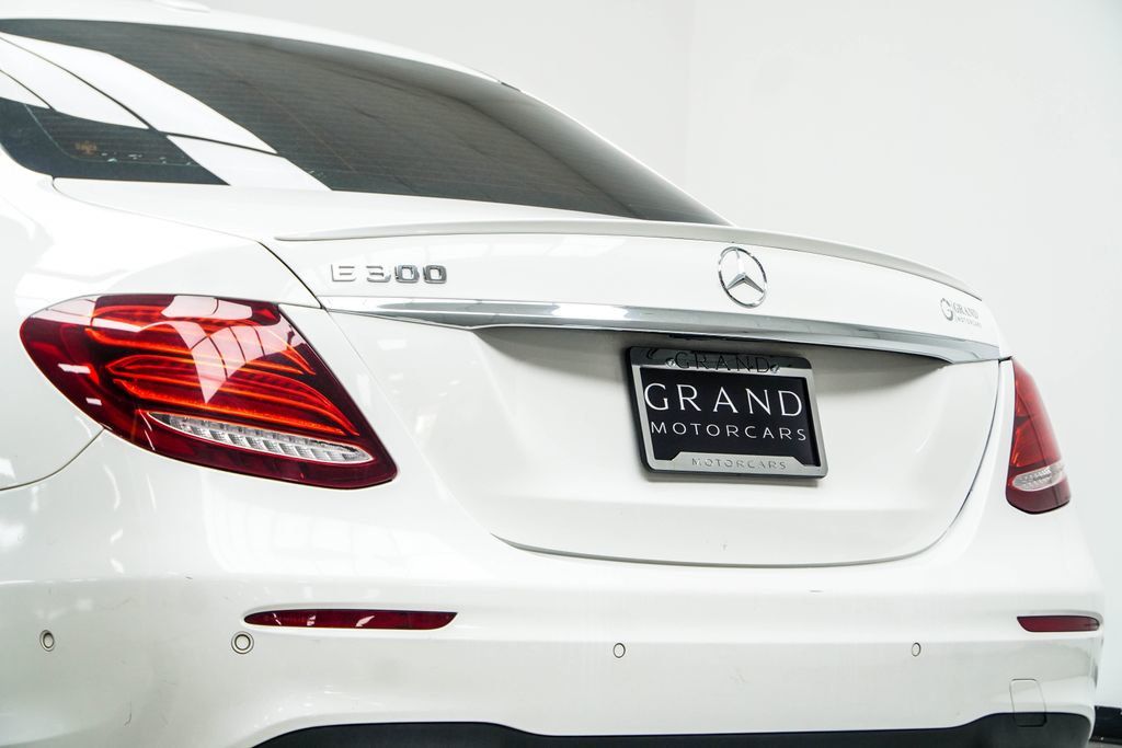 Mercedes-Benz E-Class photo 14