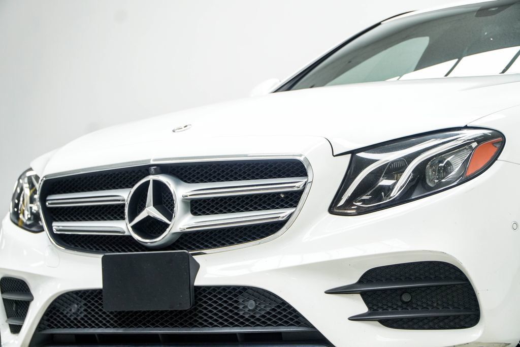 Mercedes-Benz E-Class photo 2