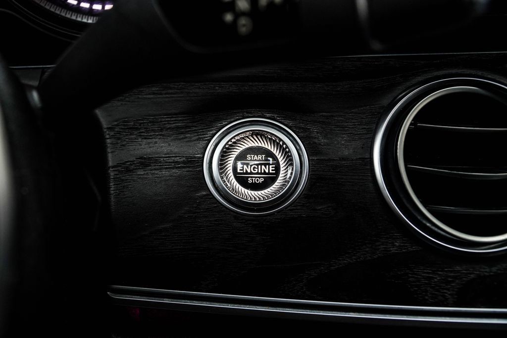 Mercedes-Benz E-Class photo 23