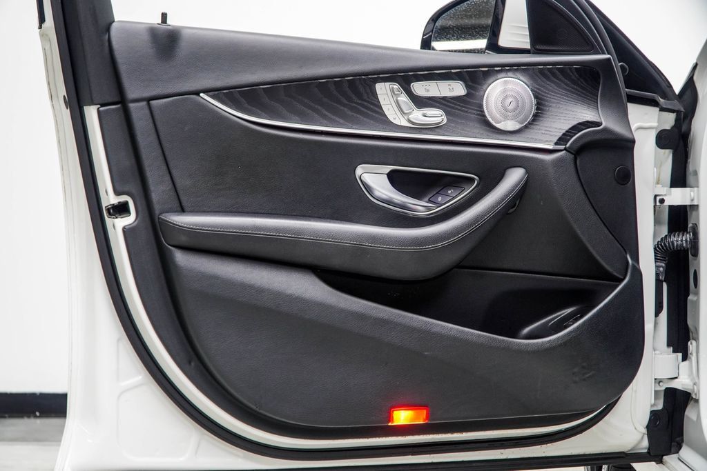 Mercedes-Benz E-Class photo 33
