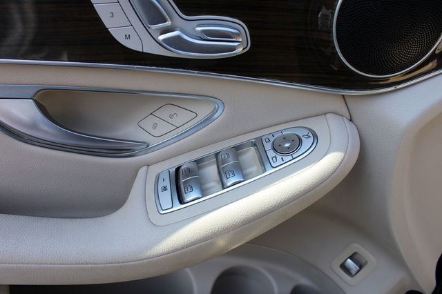 2019 Mercedes-Benz GLC GLC 300 4MATIC SUV - 23045701 - 25