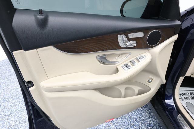 2019 Mercedes-Benz GLC GLC 300 4MATIC SUV w/ Multimedia & Premium Pkgs + Panorama Roof - 22937527 - 7