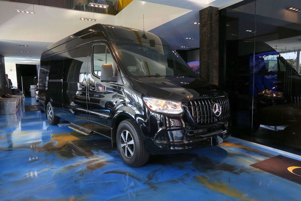 2019 luxury van fashion