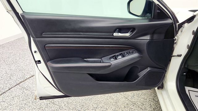 2019 Nissan Altima 2.5 SR Sedan w/ Apple CarPlay & Automatic Emergency Braking - 22996439 - 9