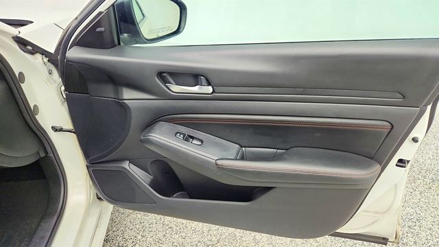 2019 Nissan Altima 2.5 SR Sedan w/ Apple CarPlay & Automatic Emergency Braking - 22996439 - 23