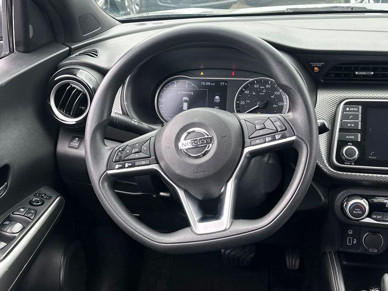 2019 Nissan Kicks SV FWD - 23055327 - 17