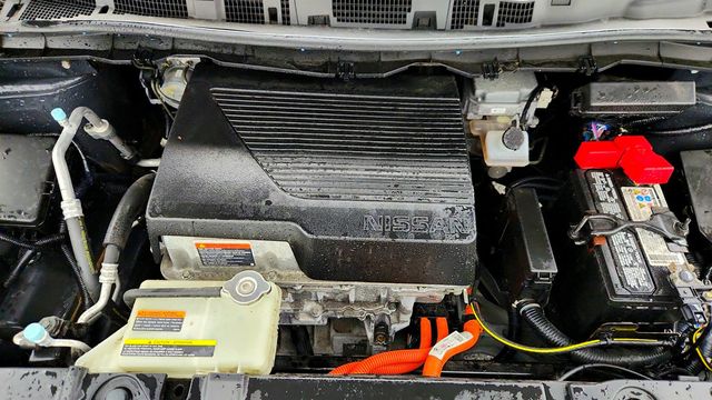 2019 Nissan Leaf S Hatchback w/ Quick Charge Port & All Weather Package - 22995847 - 25