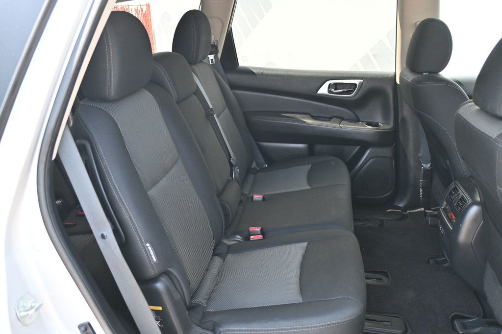 2019 Nissan Pathfinder S photo 16