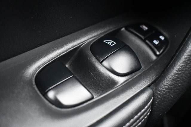 2019 Nissan Rogue AWD SV - 23018713 - 16
