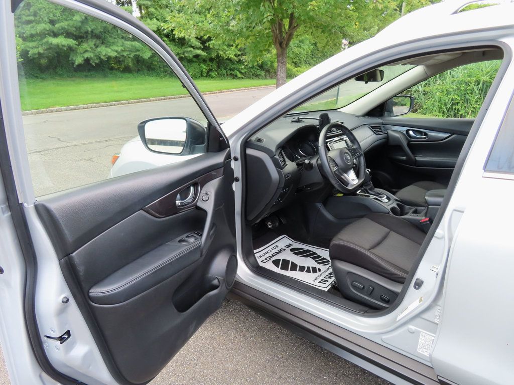 2019 Nissan Rogue SV photo 16