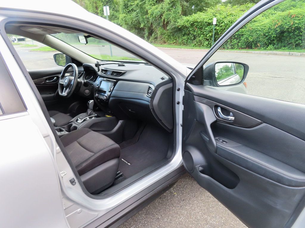 2019 Nissan Rogue SV photo 19