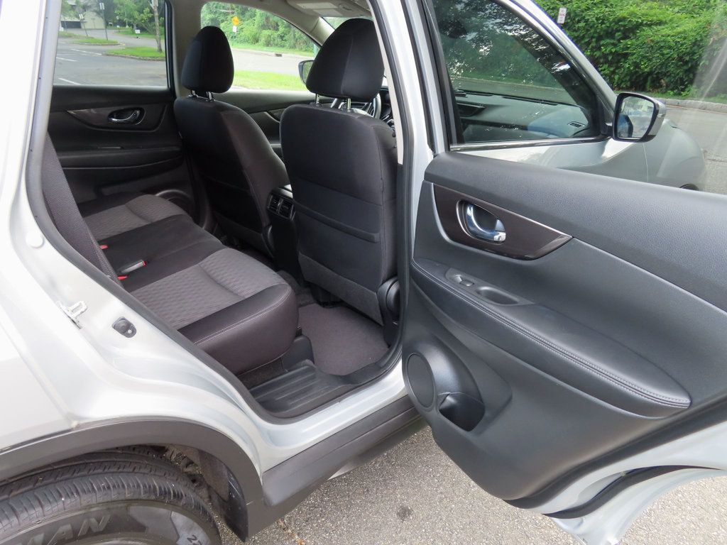 2019 Nissan Rogue SV photo 22