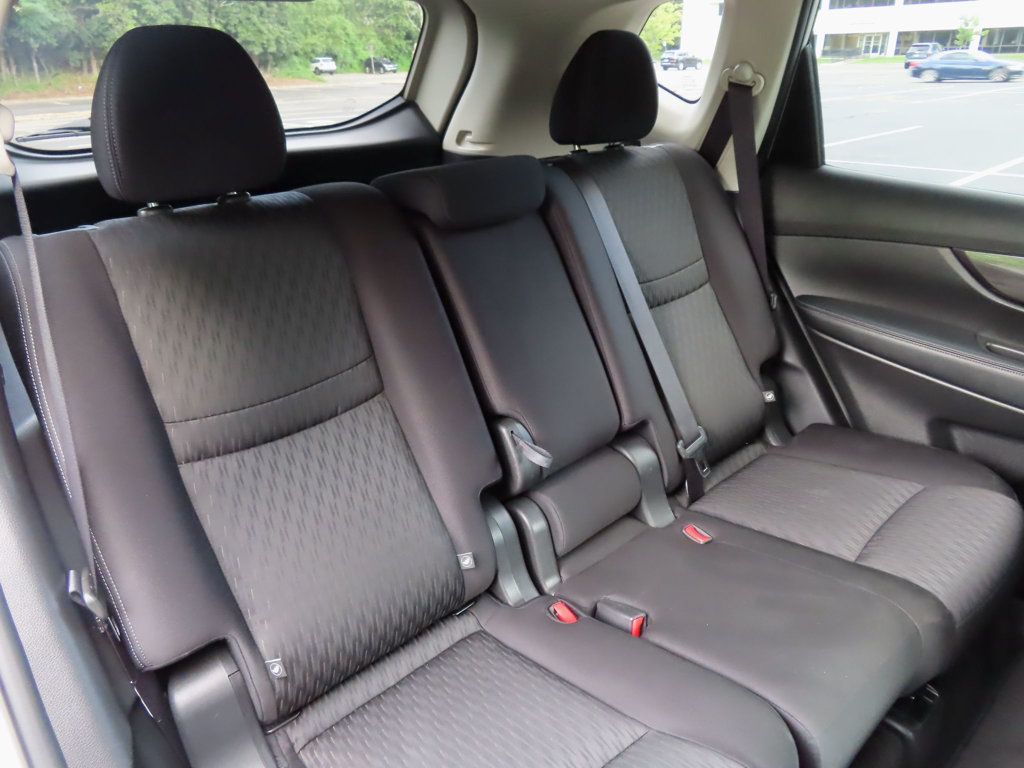 2019 Nissan Rogue SV photo 24