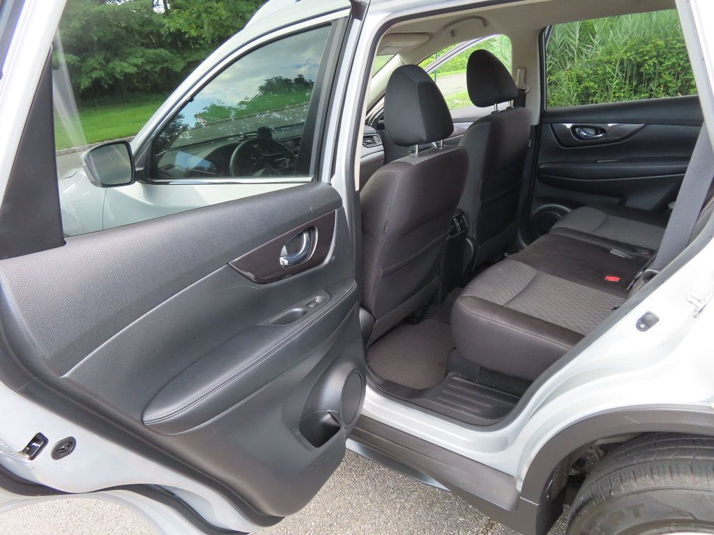 2019 Nissan Rogue SV photo 25