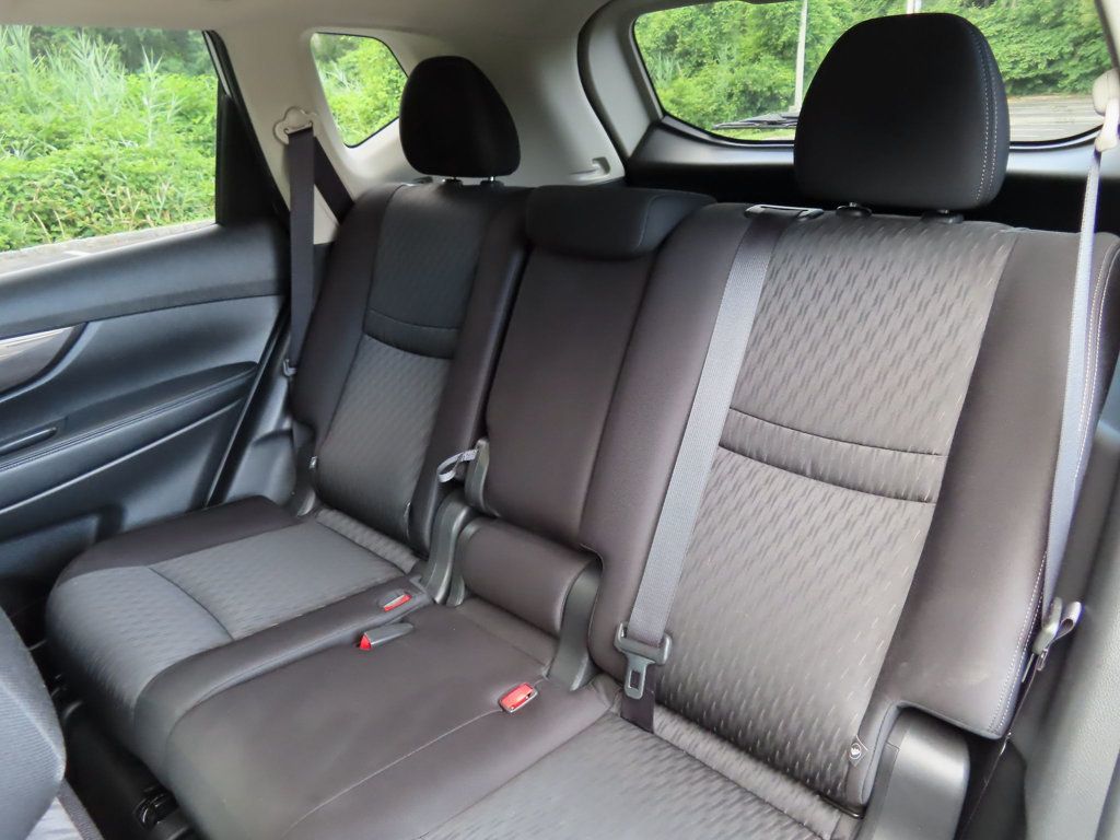 2019 Nissan Rogue SV photo 26