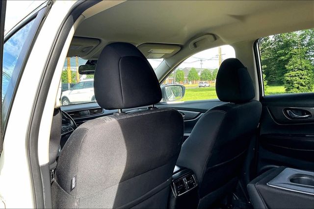2019 Nissan Rogue AWD SV - 23029673 - 17