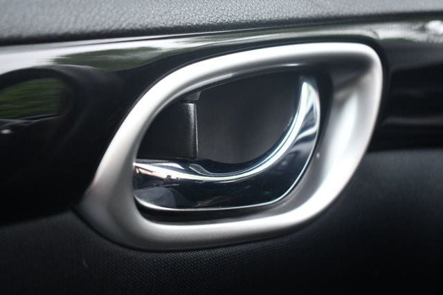 2019 Nissan Sentra SV CVT - 23014167 - 17