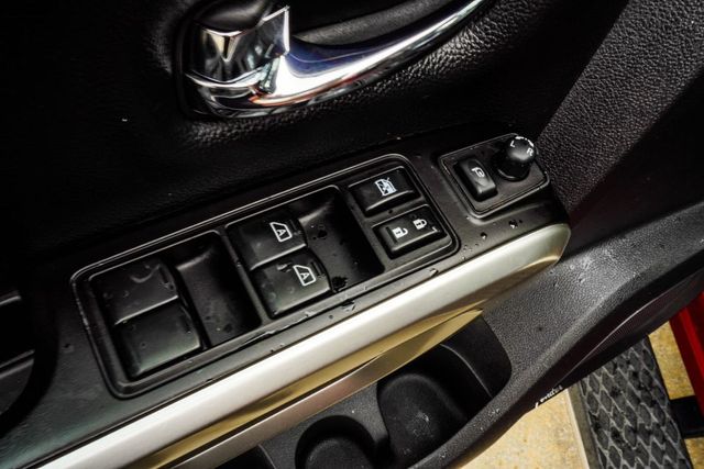 2019 Nissan Titan 4x4 Crew Cab SL - 23027582 - 34