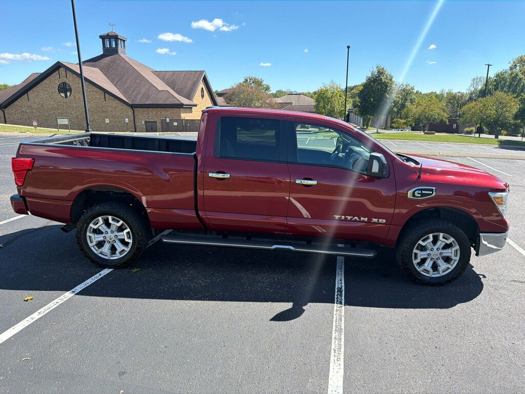 2019 Nissan Titan Crew Cab SV photo 8