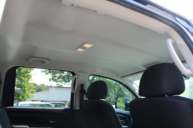2019 Nissan Titan 4x4 Crew Cab SV - 23068947 - 24