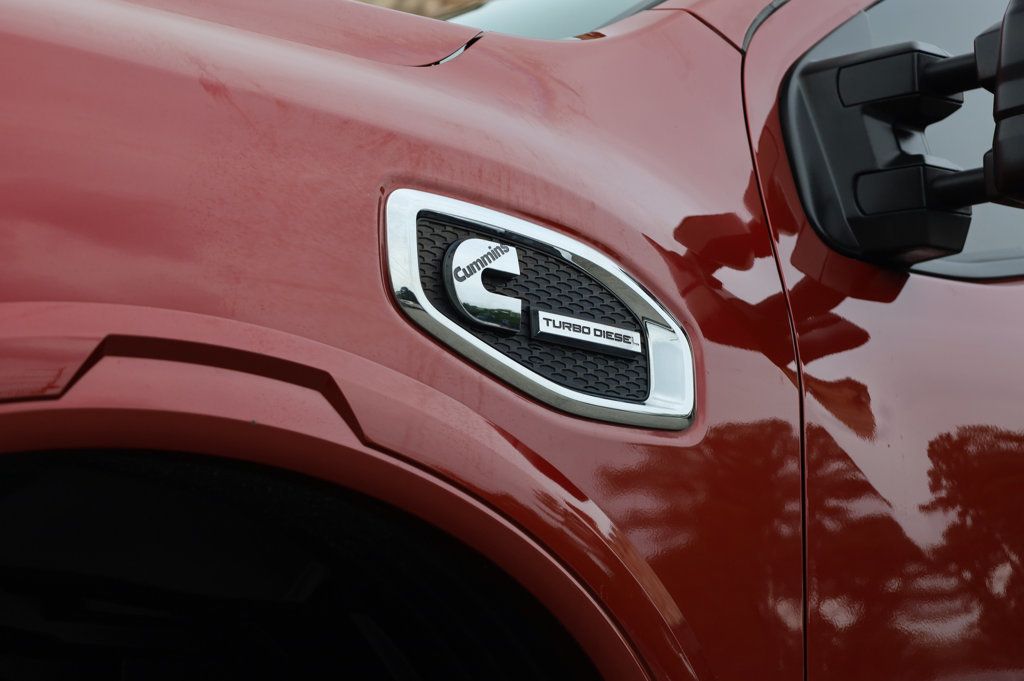 2019 Nissan Titan Crew Cab PRO-4X photo 3