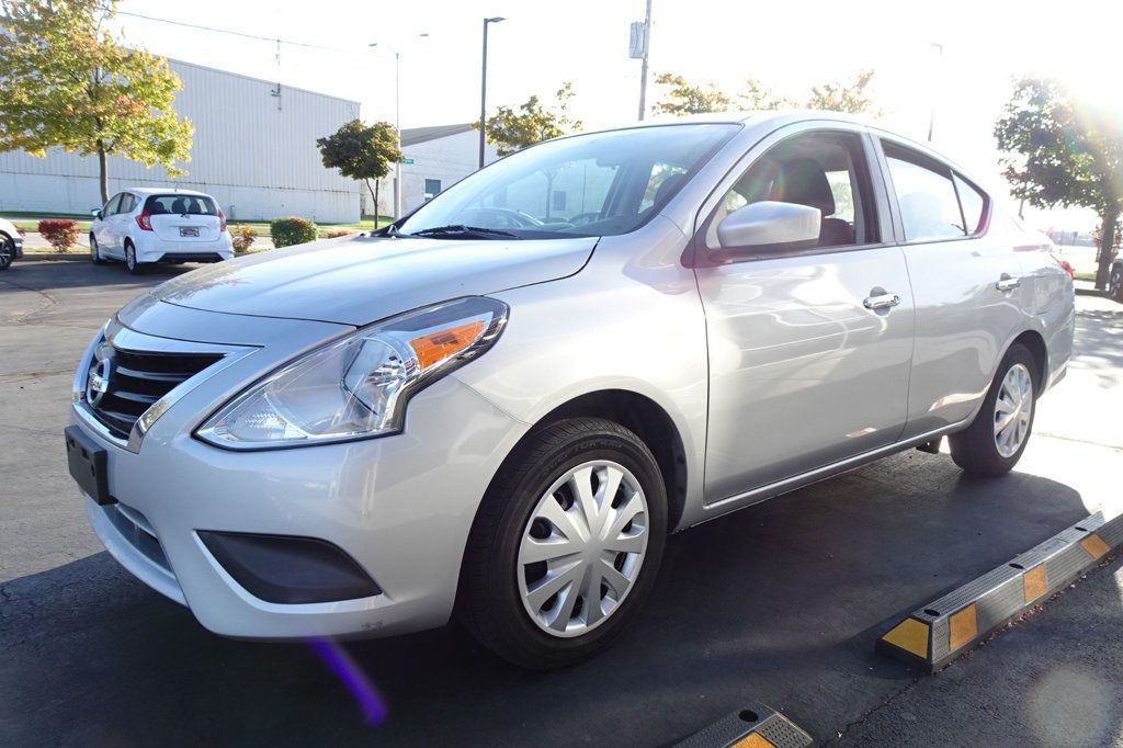 2019 Nissan Versa Sedan SV photo 4
