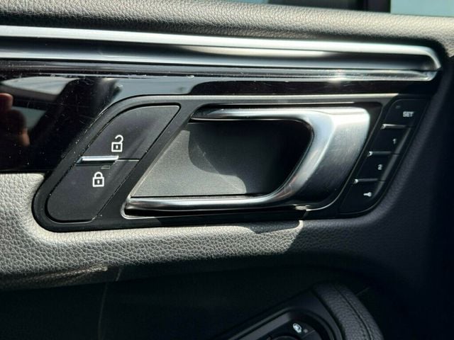 2019 Porsche Macan AWD - 23011916 - 32