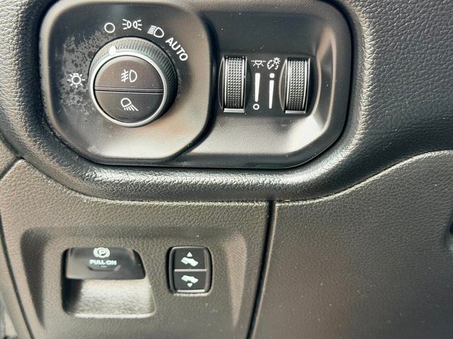 2019 Ram 1500 Big Horn 4x4 Crew Cab 5'7" Box - 23012255 - 33