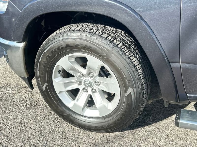 2019 Ram 1500 Laramie 4x2 Quad Cab 6'4" Box - 22944855 - 11