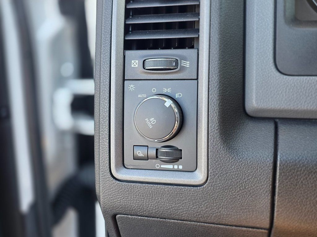 2019 Ram 1500 Classic Express 4x2 Quad Cab 6'4" Box - 22979148 - 33