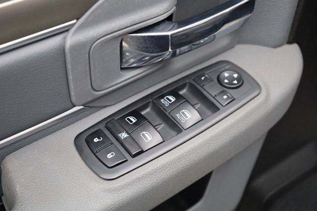 2019 Ram 1500 Classic Lone Star Silver 4x2 Crew Cab 5'7" Box - 22908425 - 32