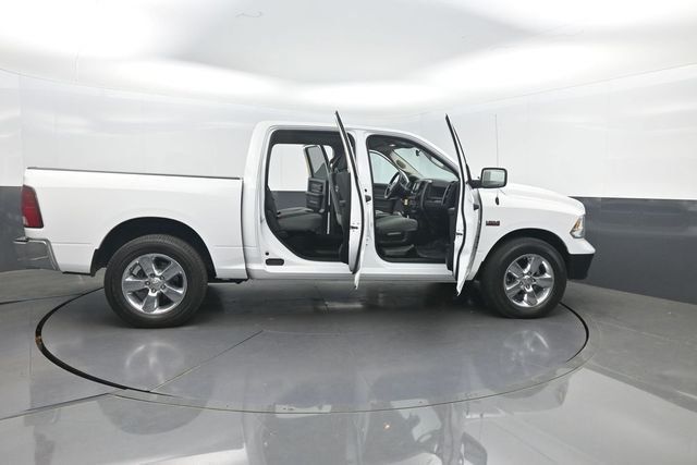 2019 Ram 1500 Classic Tradesman 4x4 Crew Cab 5'7" Box - 23004744 - 32