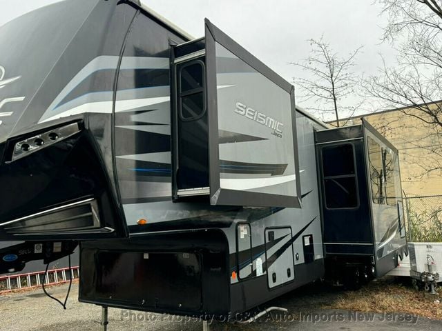 2019 Seismic Toy Hauler  - 22677237 - 11