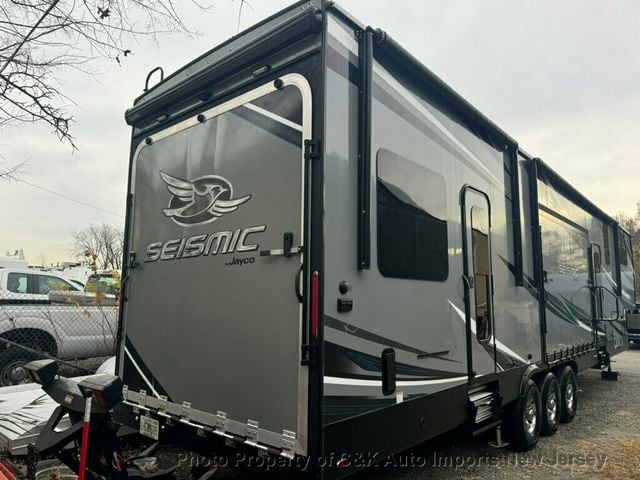 2019 Seismic Toy Hauler  - 22677237 - 17