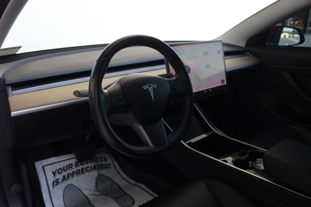 Tesla Model 3 photo 16