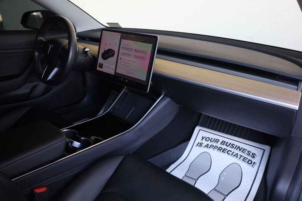 Tesla Model 3 photo 28